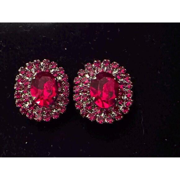 Vintage Red glass Ruby clip on earrings 5/8 inch wide prong set - Picture 1 of 10